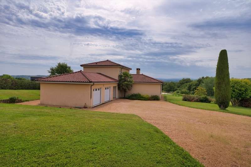 Maison à SAINT-REMY-EN-ROLLAT