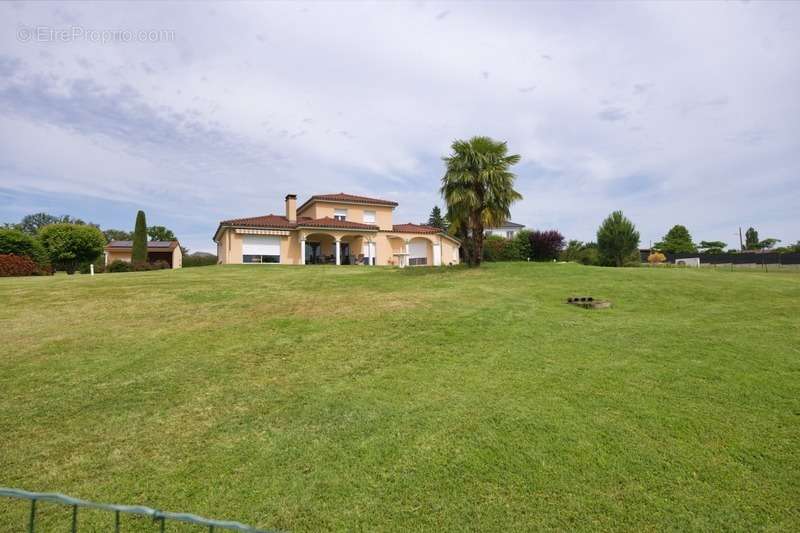 Maison à SAINT-REMY-EN-ROLLAT