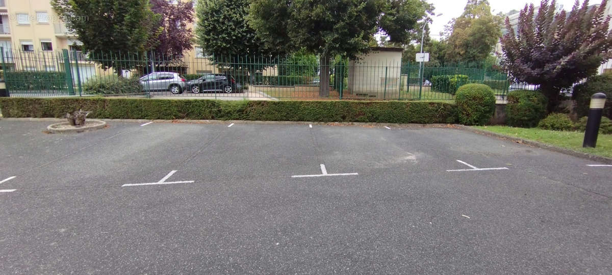 Parking à AVON