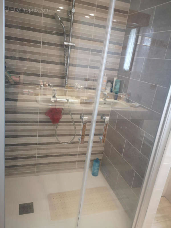 douche dans salle de bain - Maison à AUCH