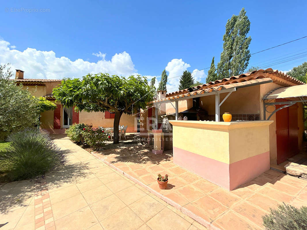 Maison à LA TOUR-D&#039;AIGUES