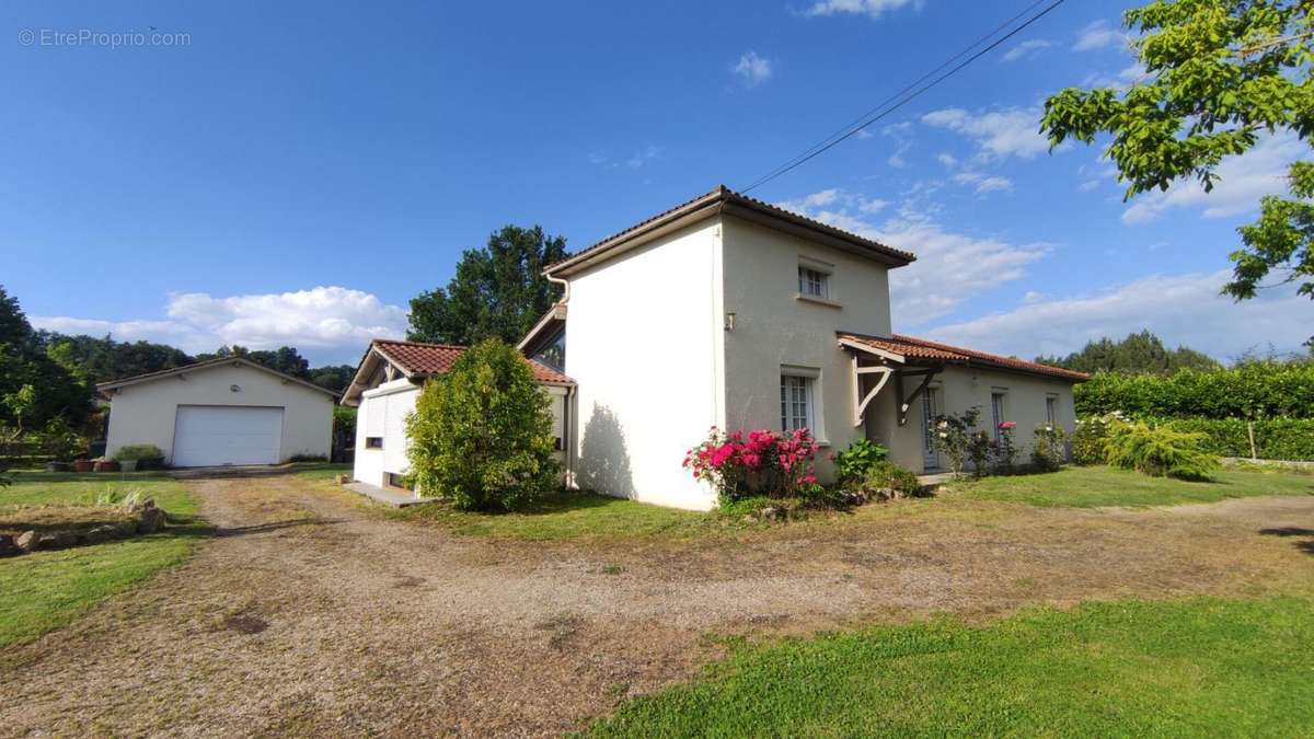 Maison à VIRAZEIL