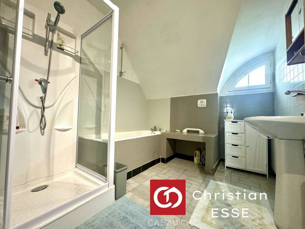 Salle de bain - 1er étage - Maison à LANDIVISIAU