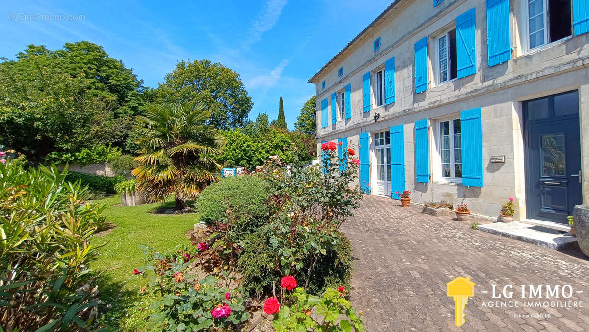 Maison à SAINT-GENIS-DE-SAINTONGE