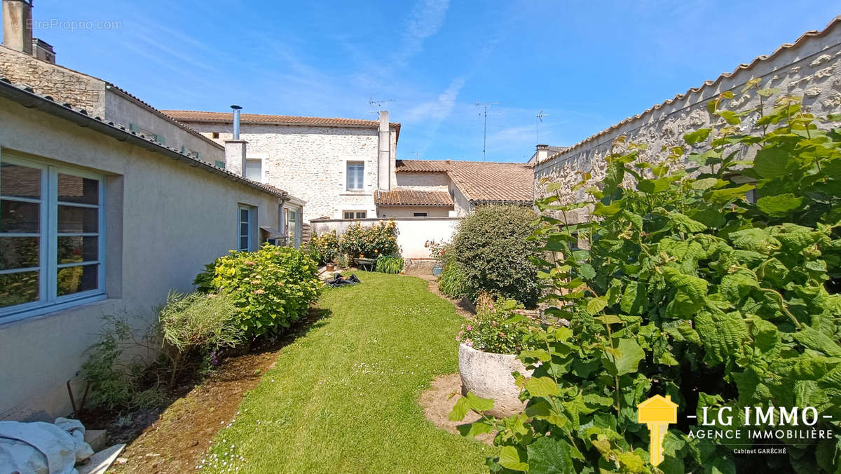 Maison à SAINT-GENIS-DE-SAINTONGE