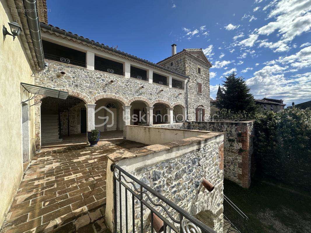 Maison à SAINT-JULIEN-LES-ROSIERS