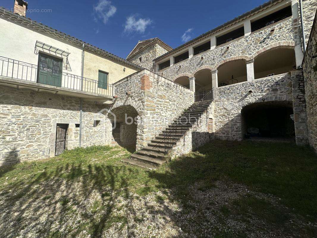 Maison à SAINT-JULIEN-LES-ROSIERS