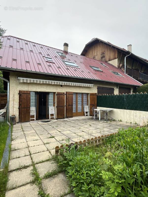 Entrée du duplex avec son jardinet  - Appartement à SEYNE