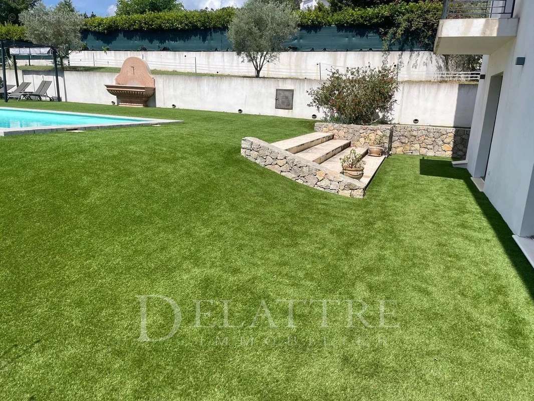 Maison à CHATEAUNEUF-GRASSE