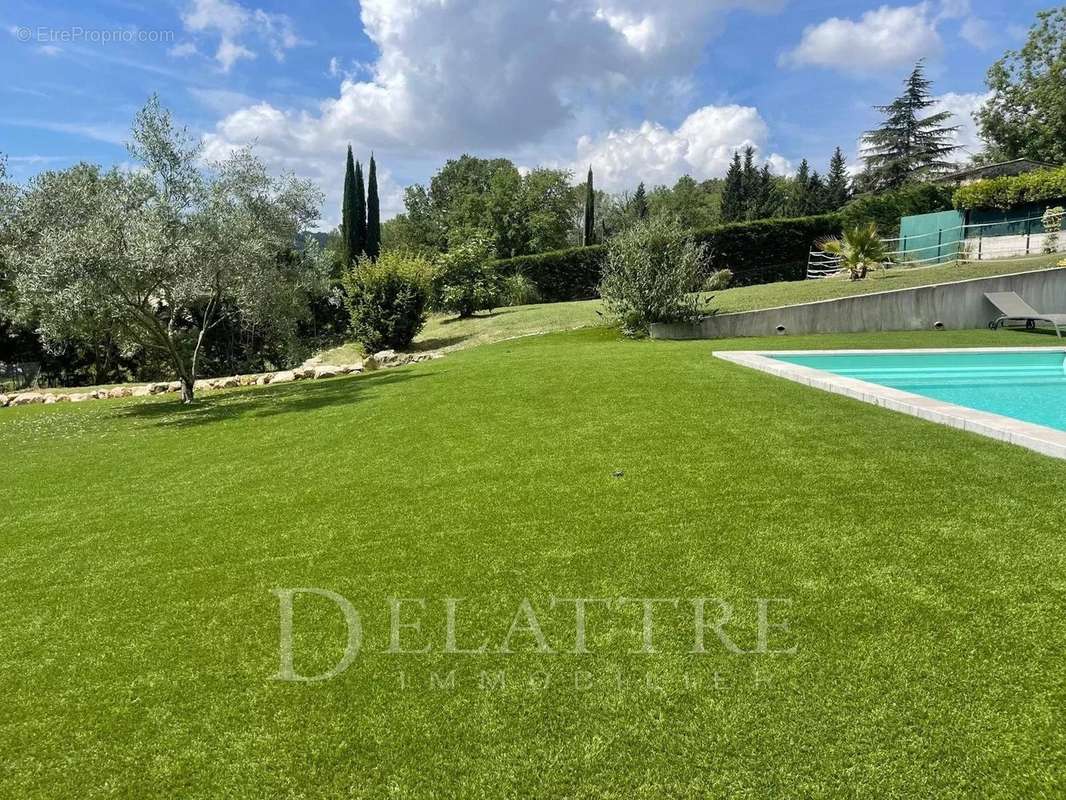 Maison à CHATEAUNEUF-GRASSE