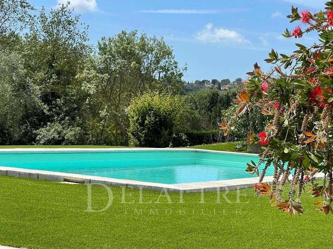 Maison à CHATEAUNEUF-GRASSE