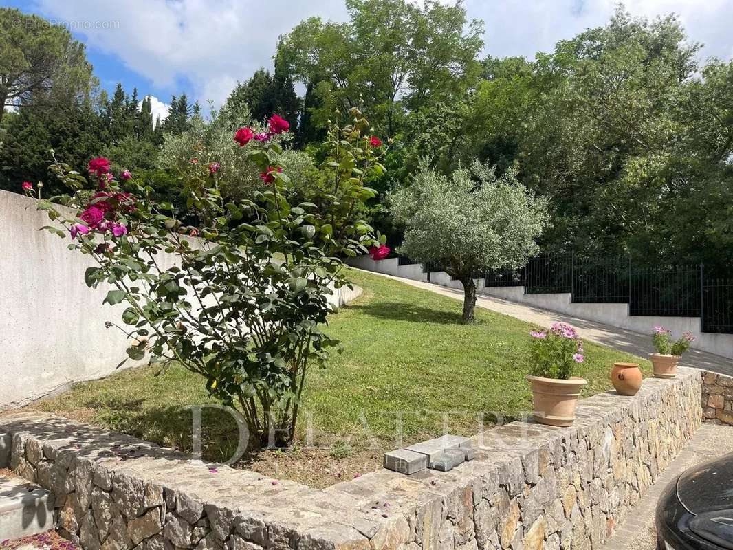 Maison à CHATEAUNEUF-GRASSE