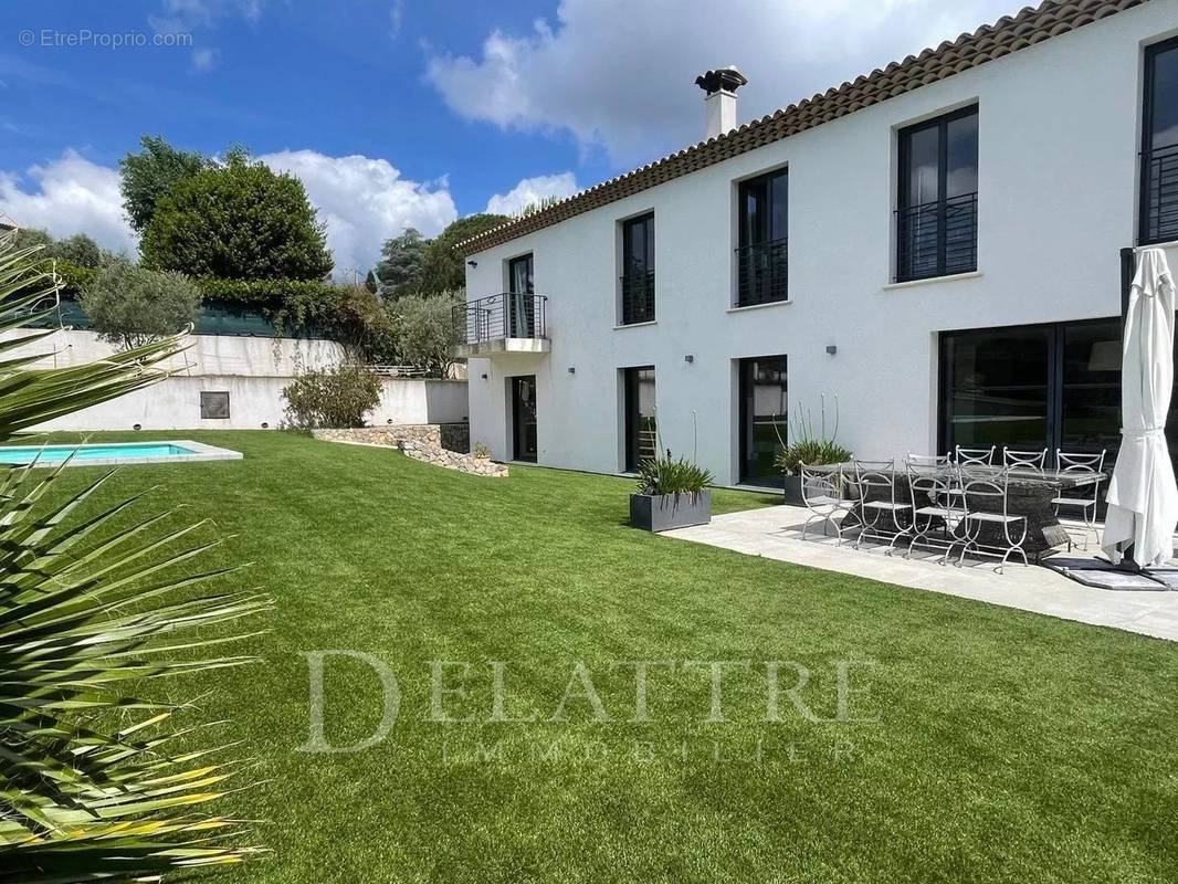 Maison à CHATEAUNEUF-GRASSE