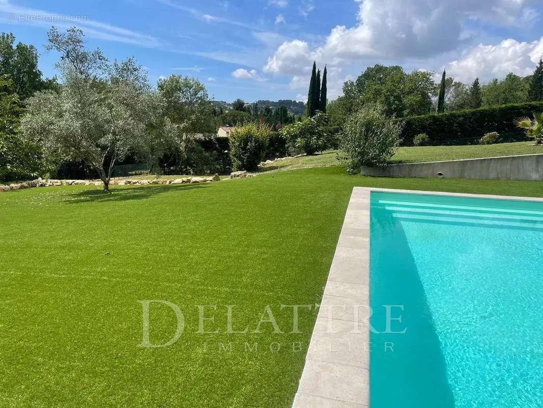 Maison à CHATEAUNEUF-GRASSE