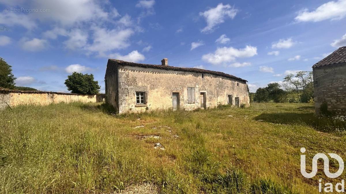 Photo 1 - Maison à ROULLET-SAINT-ESTEPHE