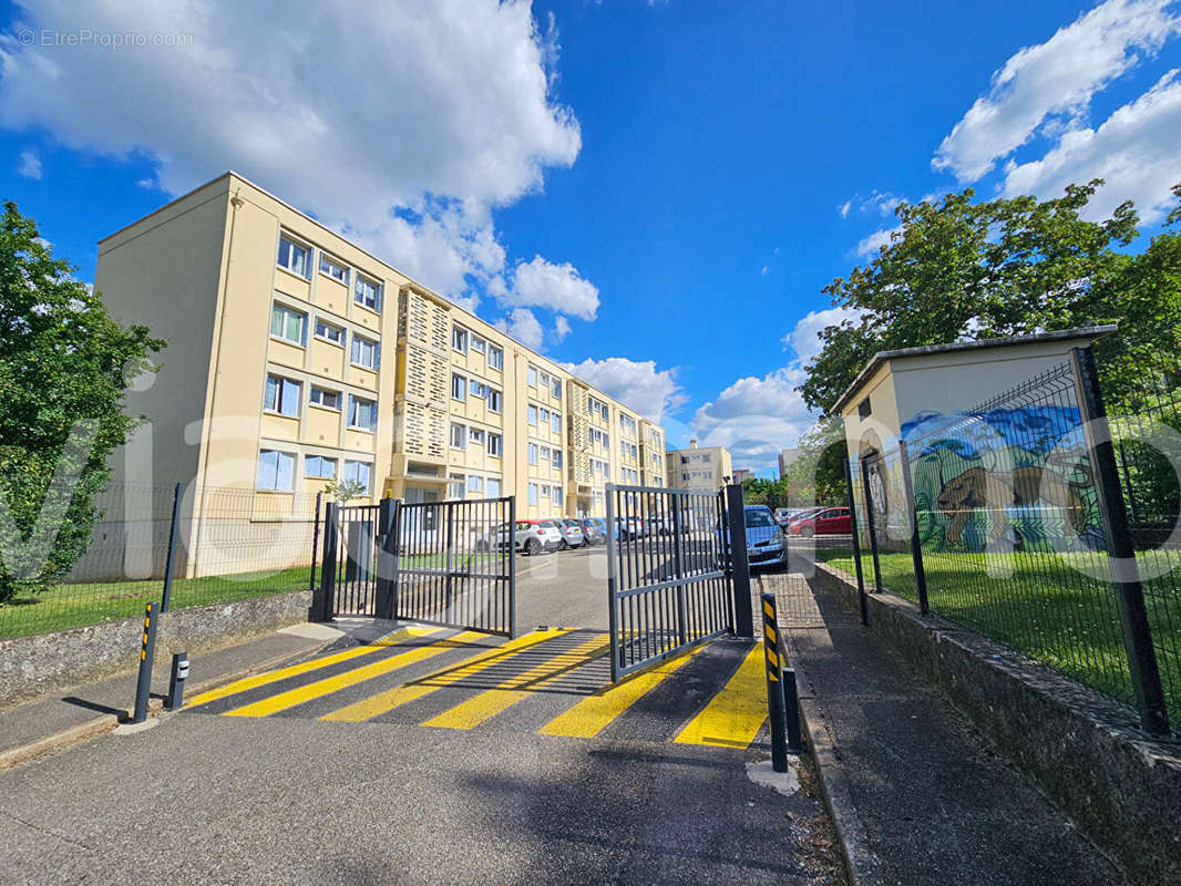 Appartement à SAINT-GENIS-LAVAL