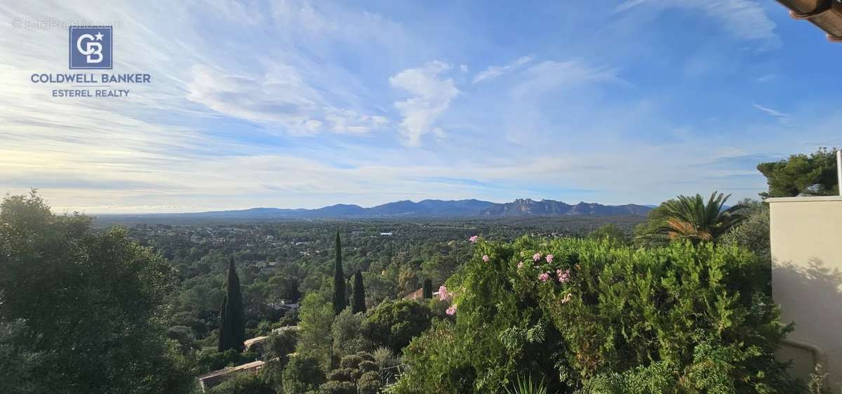 Maison à ROQUEBRUNE-SUR-ARGENS