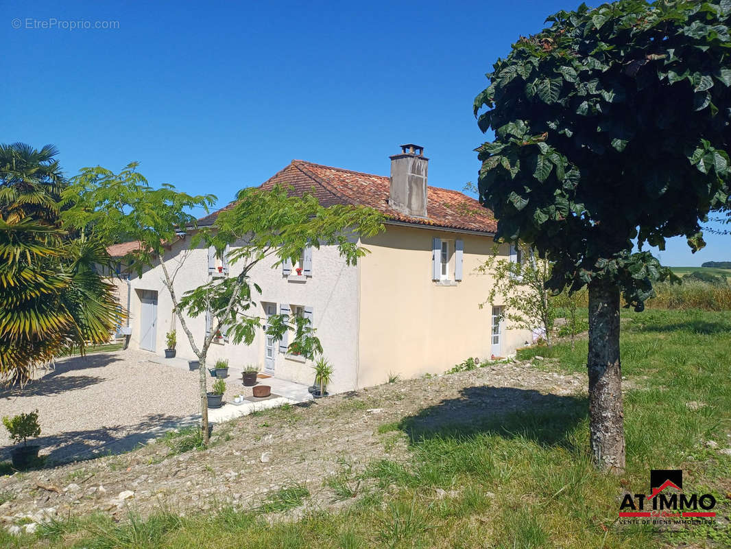 Maison à SAINT-QUENTIN-DE-CHALAIS