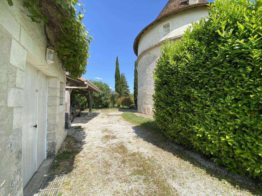 Maison à CHAMPAGNE-ET-FONTAINE