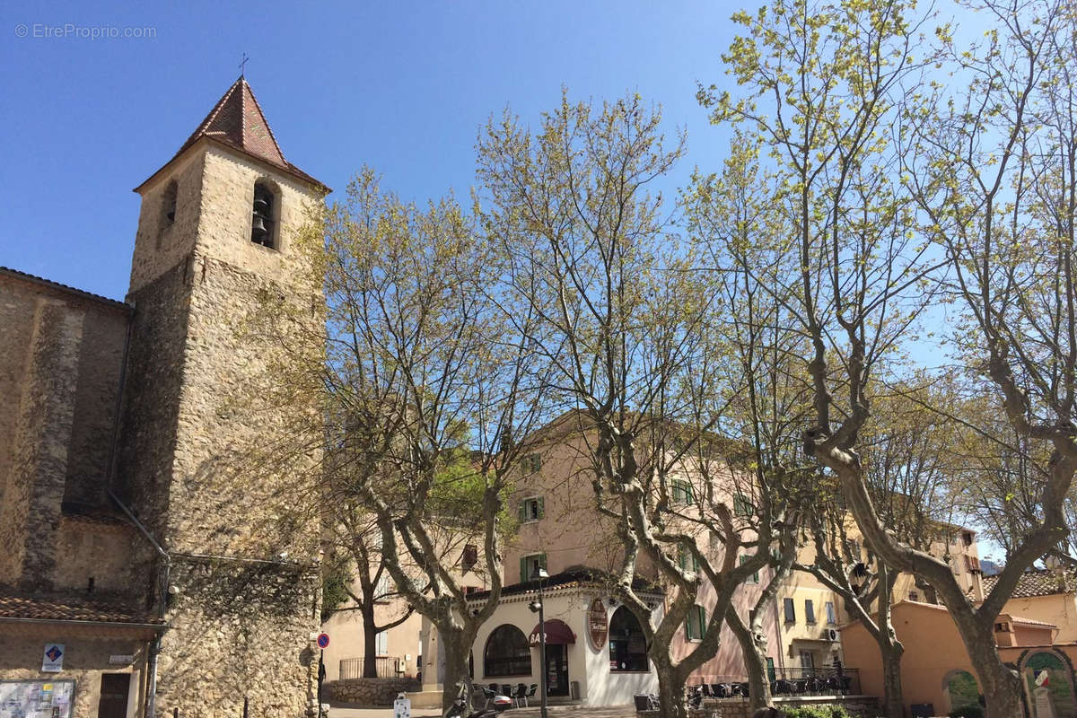 Appartement à LE REVEST-LES-EAUX