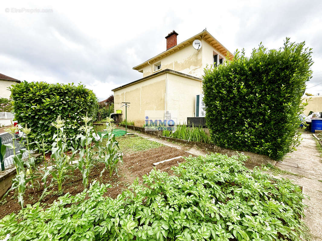 Maison à LIVINHAC-LE-HAUT