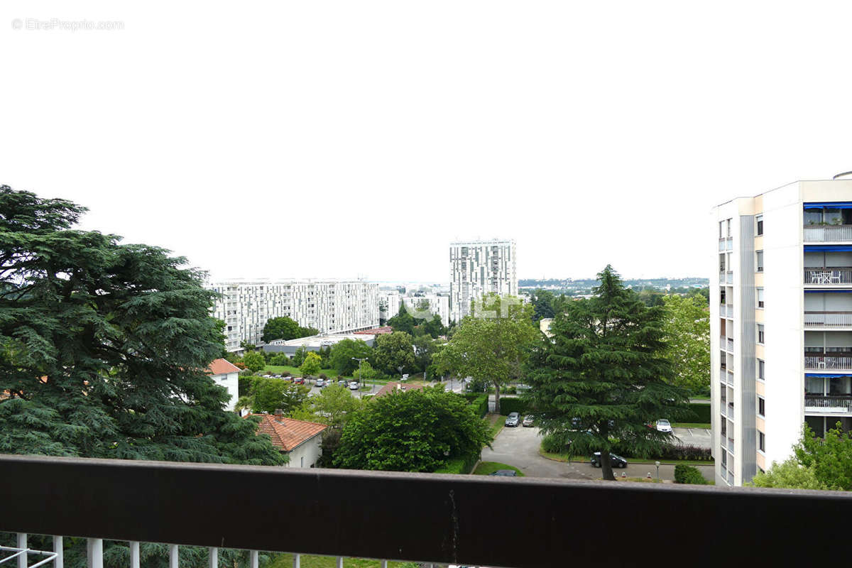 Appartement à SAINT-GENIS-LAVAL