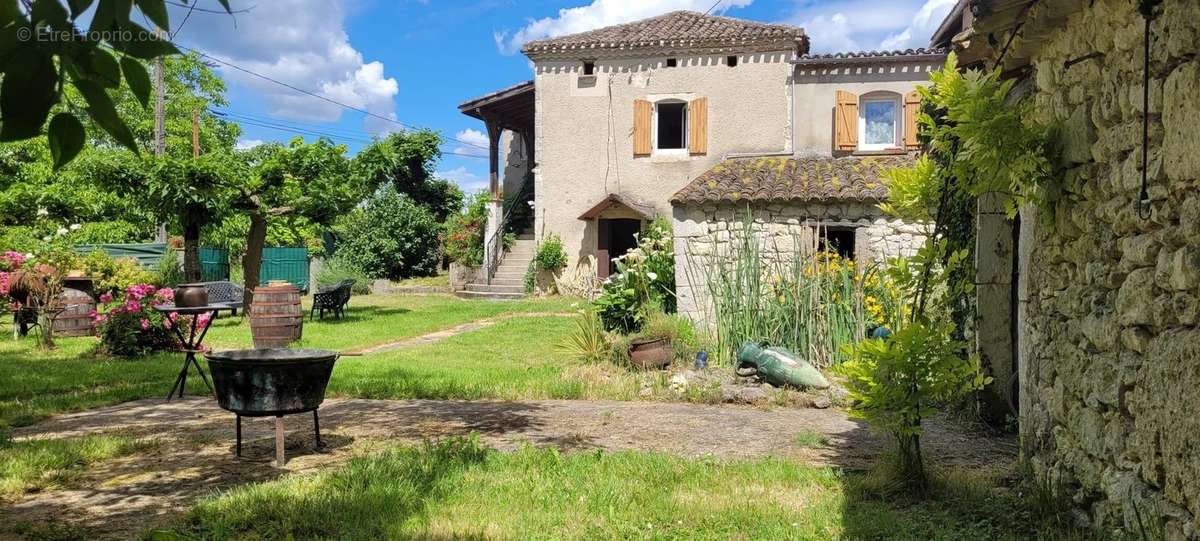 Maison à MONTAIGU-DE-QUERCY