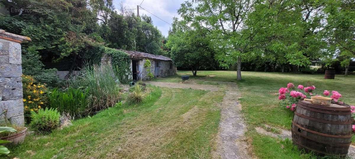 Maison à MONTAIGU-DE-QUERCY