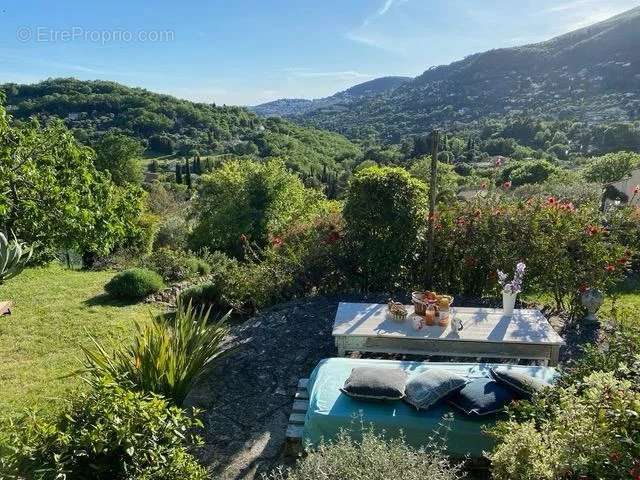 Maison à CHATEAUNEUF-GRASSE