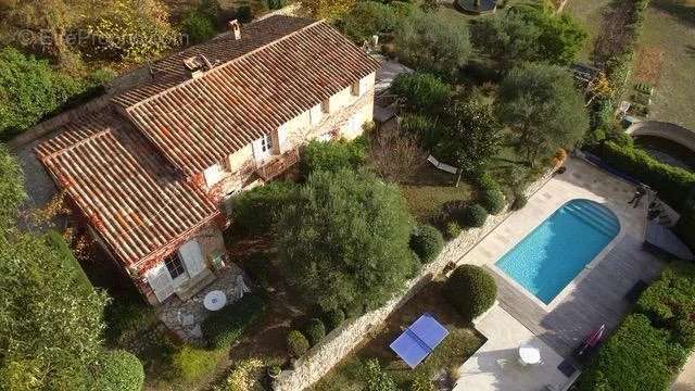 Maison à CHATEAUNEUF-GRASSE