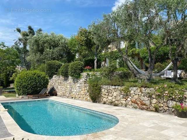 Maison à CHATEAUNEUF-GRASSE