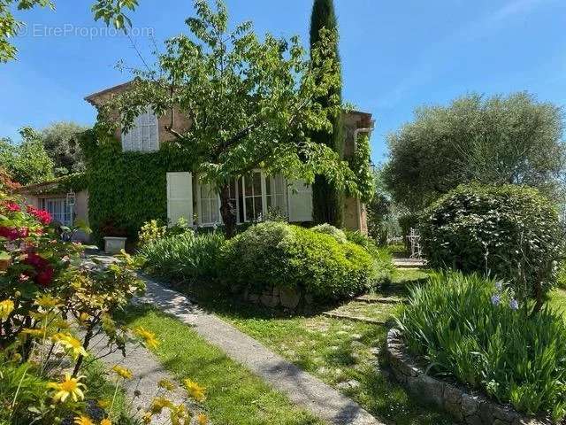 Maison à CHATEAUNEUF-GRASSE