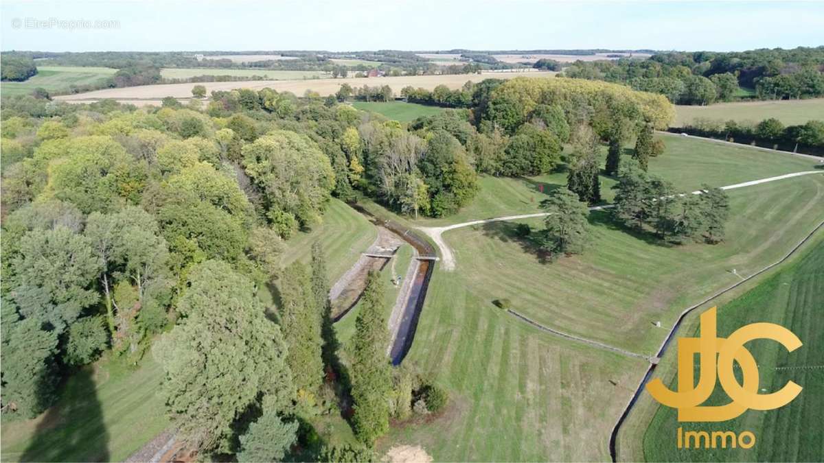 Terrain à SAINT-FARGEAU