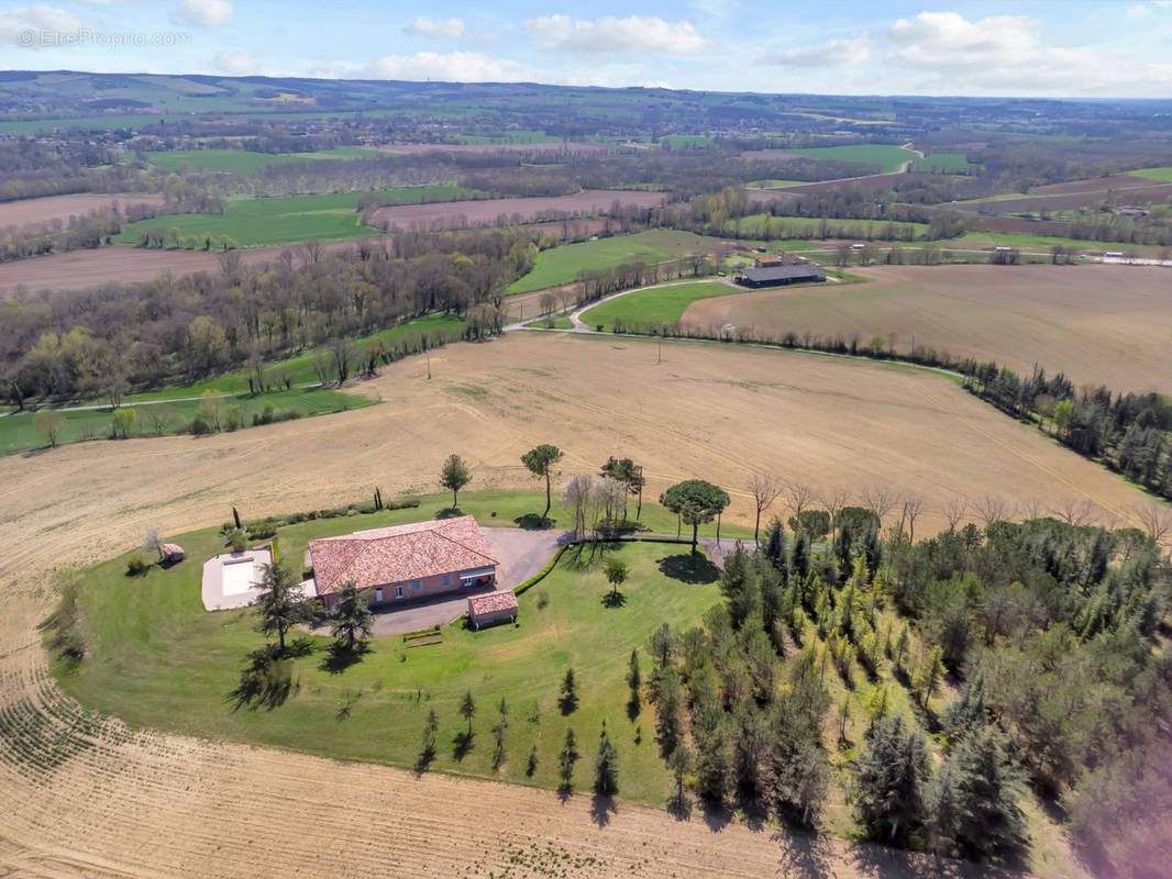 Maison à MONTAIGUT-SUR-SAVE