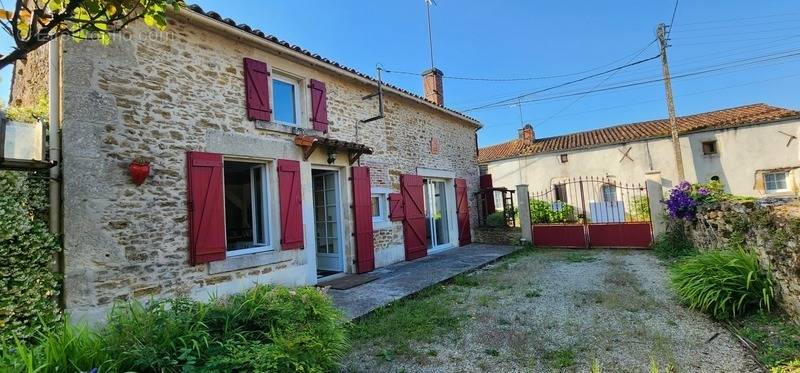 Maison à BAZOGES-EN-PAREDS