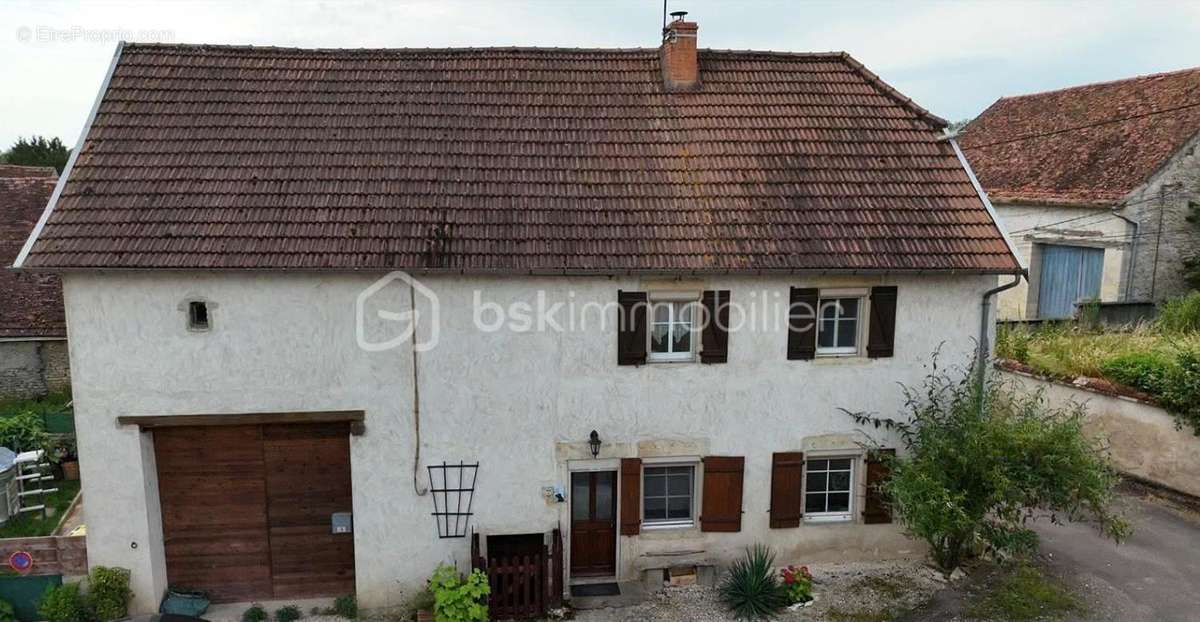 Maison à CHAMPAGNE-SUR-VINGEANNE