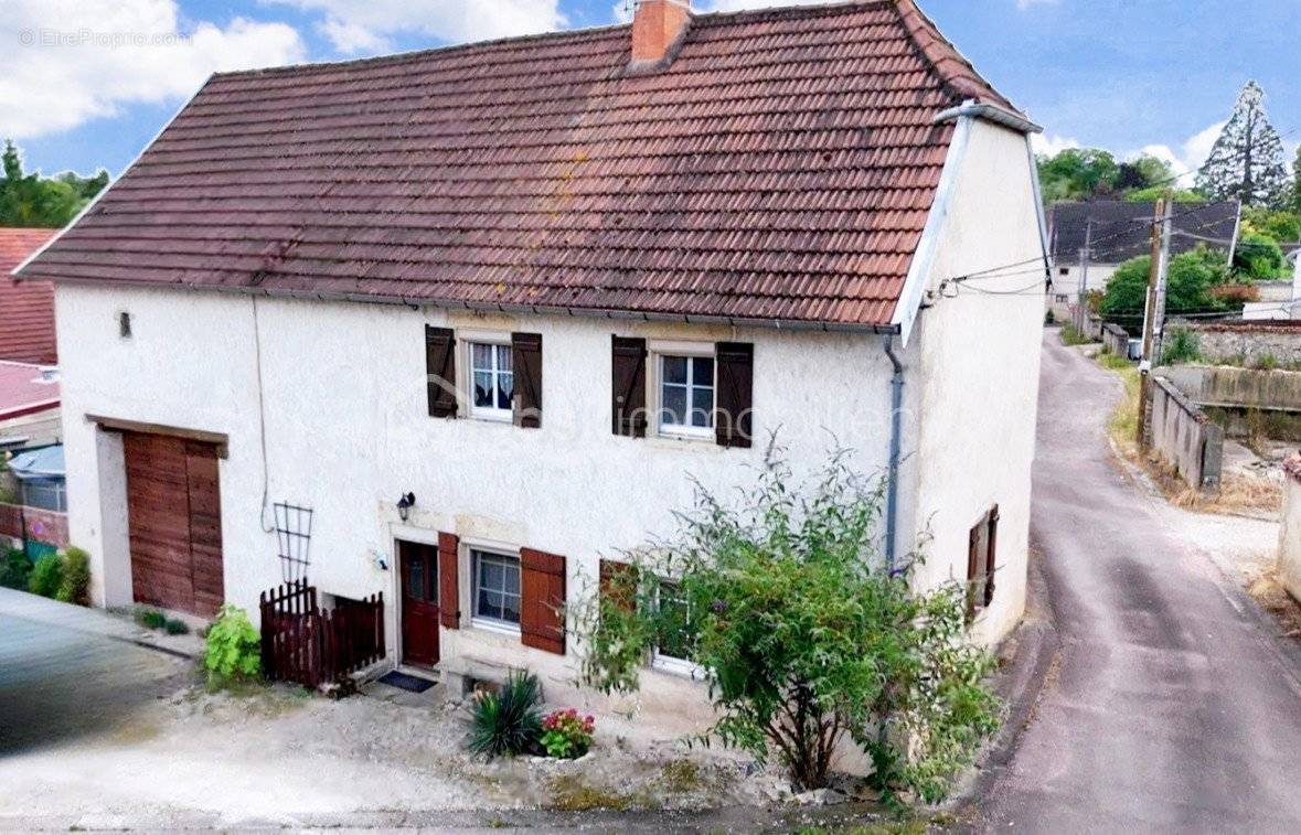 Maison à CHAMPAGNE-SUR-VINGEANNE