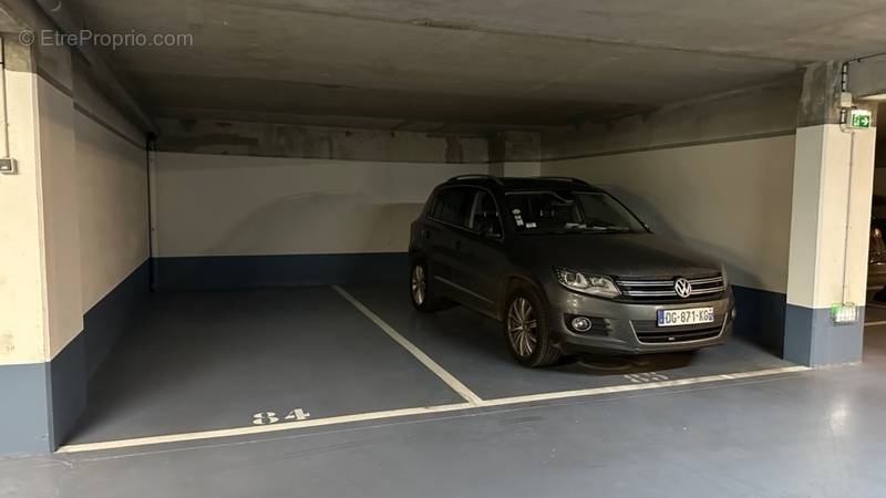 Parking à PARIS-18E