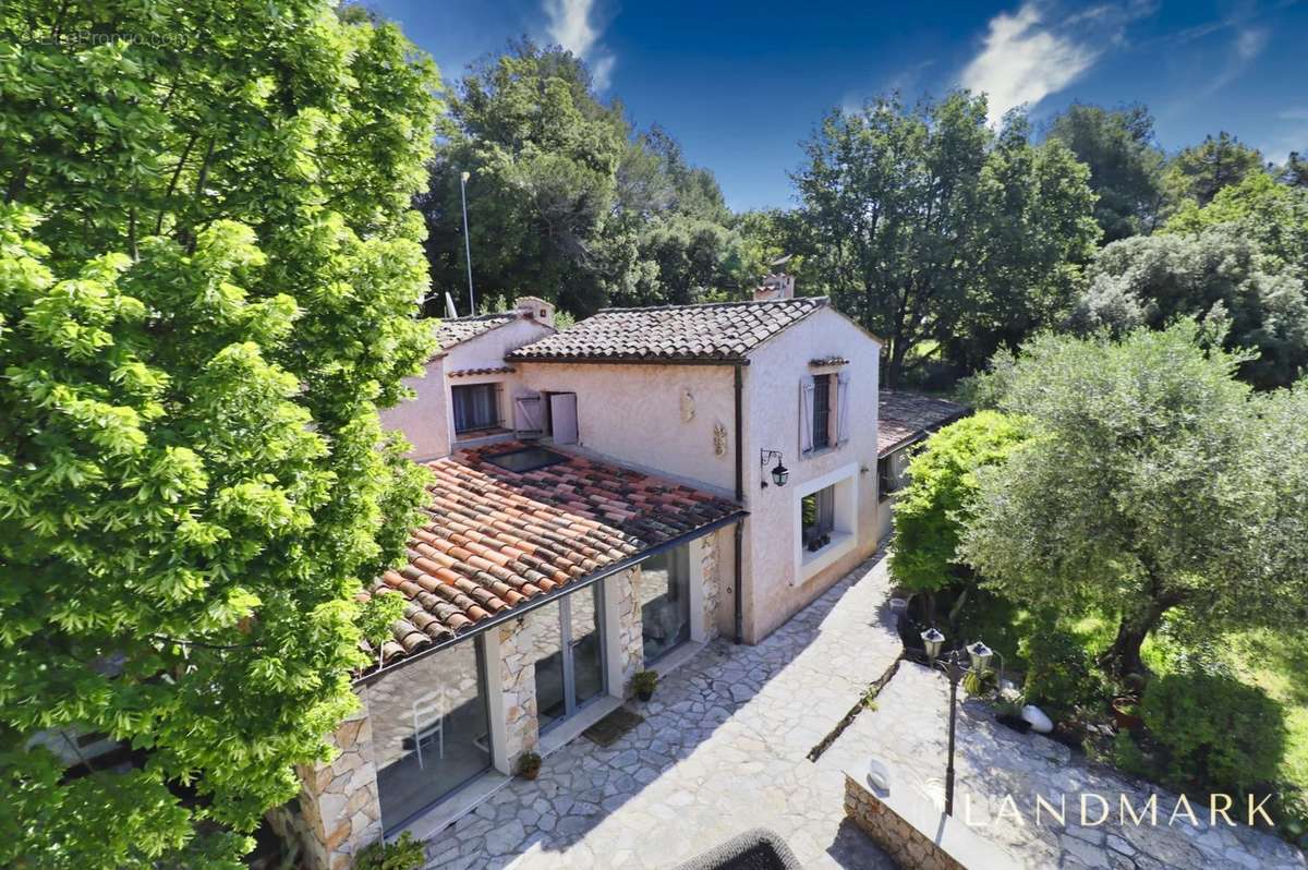 Maison à SAINT-CEZAIRE-SUR-SIAGNE