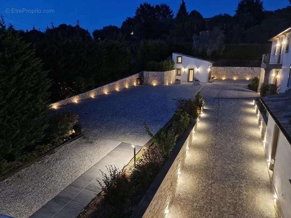 Appartement à CHATEAUNEUF-GRASSE