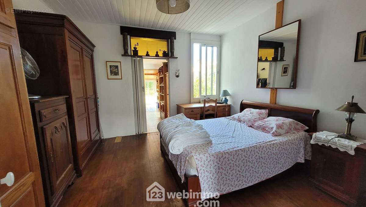 Une grande chambre de 15m² - Maison à LONGEVILLE-SUR-MER