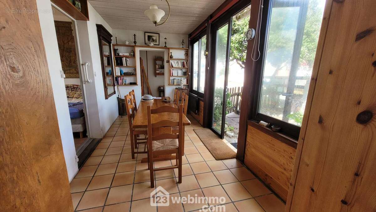 Une salle à manger - Maison à LONGEVILLE-SUR-MER