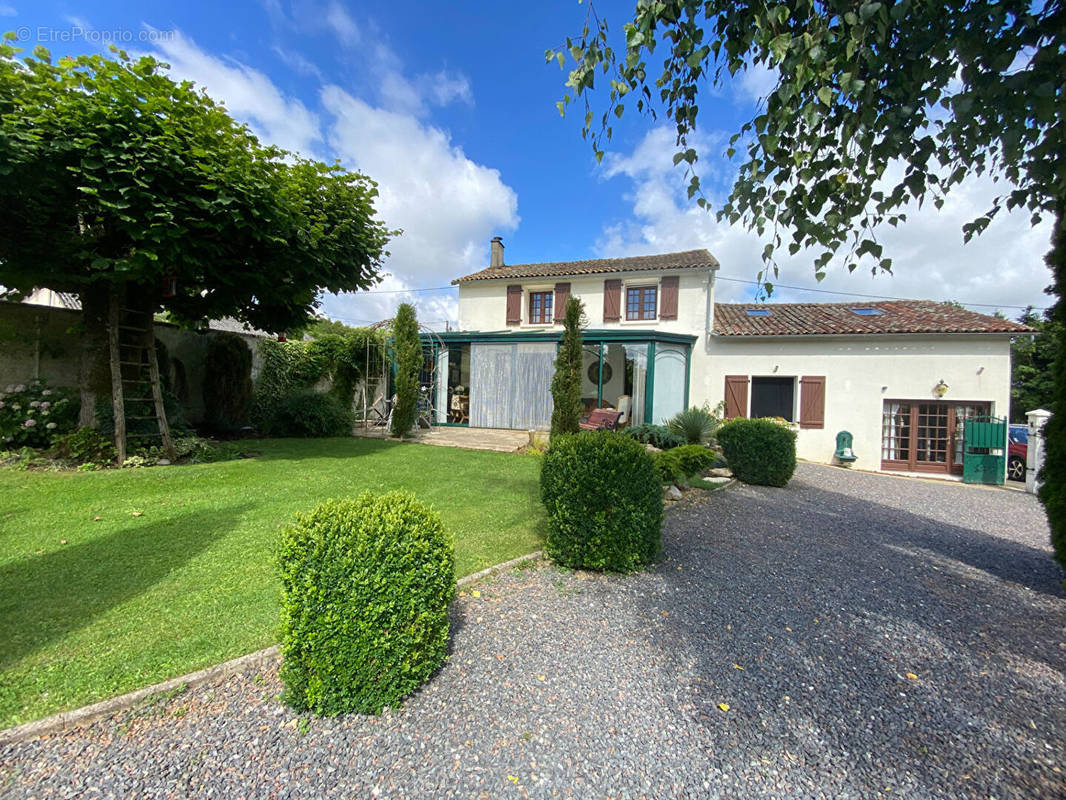 Maison à CLUSSAIS-LA-POMMERAIE