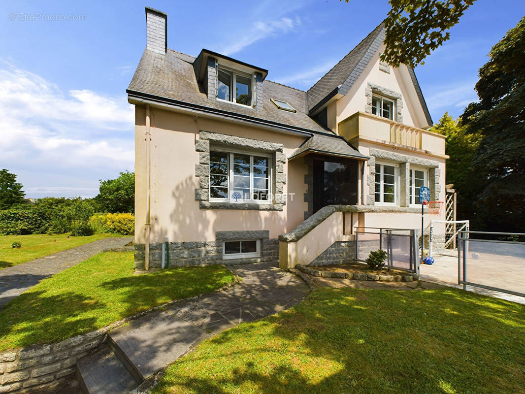 Maison à CHATEAUNEUF-DU-FAOU