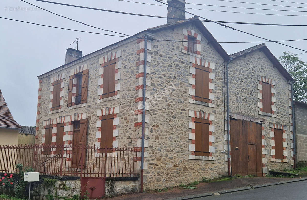 Maison à SAINT-PARDOUX-LA-RIVIERE