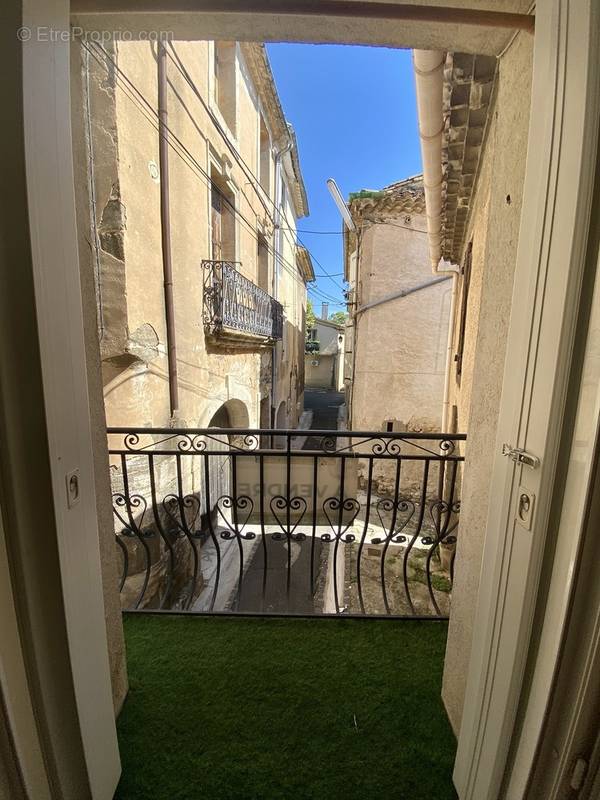 Vue du séjour avec petit balcon - Maison à ASPIRAN