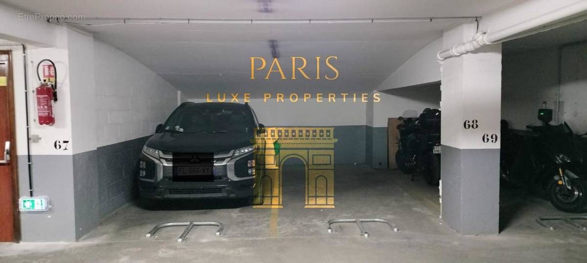 Parking à PARIS-8E