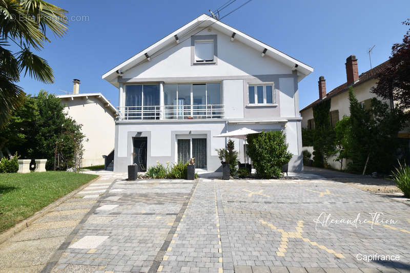 Maison à SAINT-DENIS-LES-BOURG