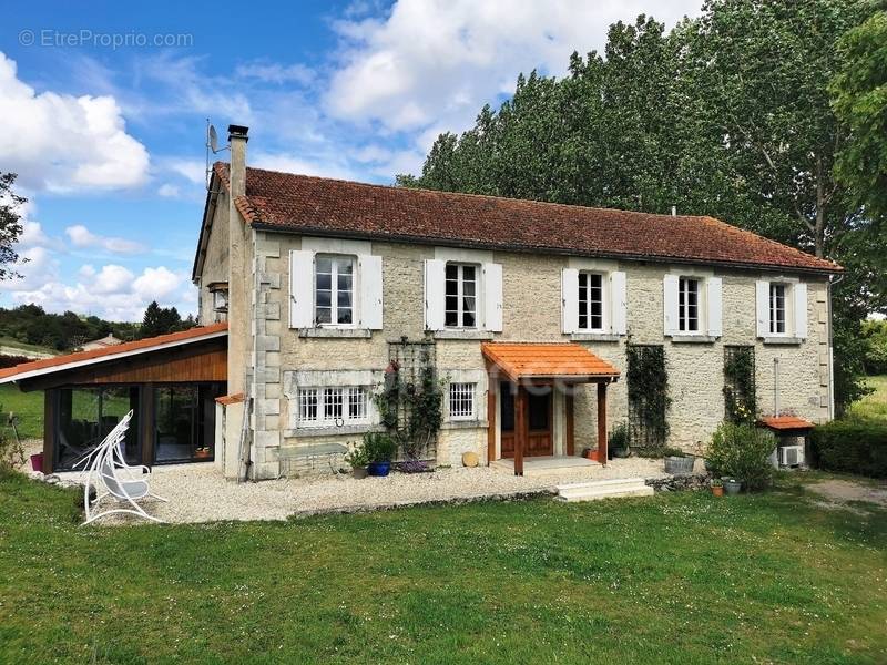 Maison à LIGNIERES-SONNEVILLE