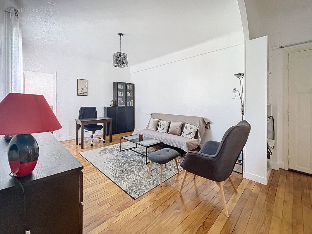 Appartement à COURBEVOIE